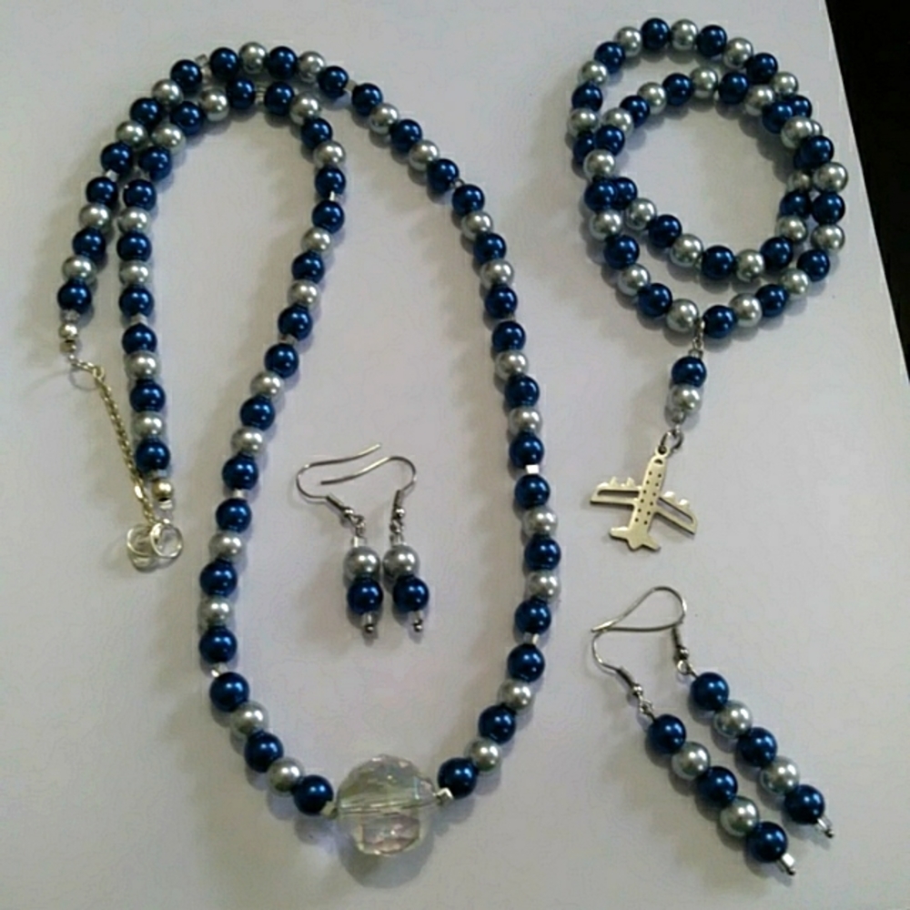 Woman Neacklace, bracelets and Earrings